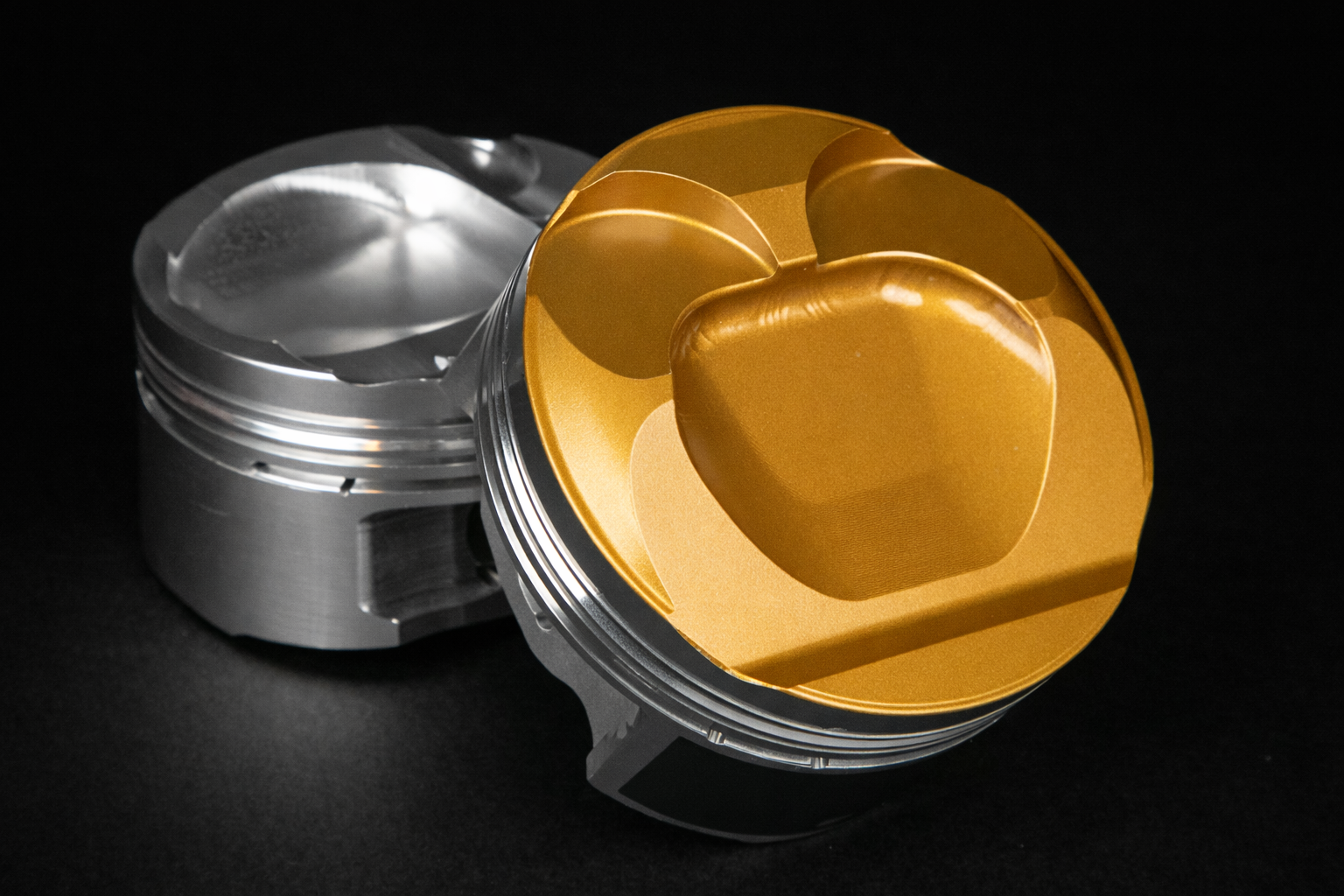 لماذا تبدو بعض المكابس باللون الذهبي؟ علم الطلاءات والمعالجات السطحية في قلب غرفة الاحتراق