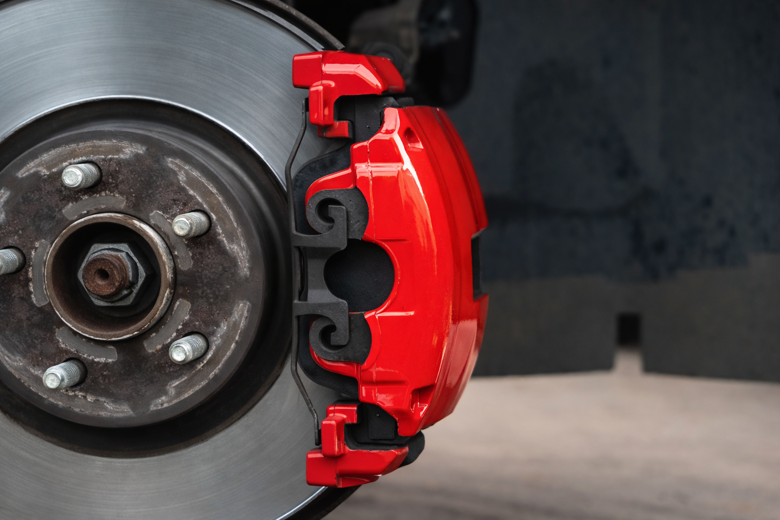 نظام الفرامل في السيارة: من ضغط الدواسة إلى تباطؤٍ آمن