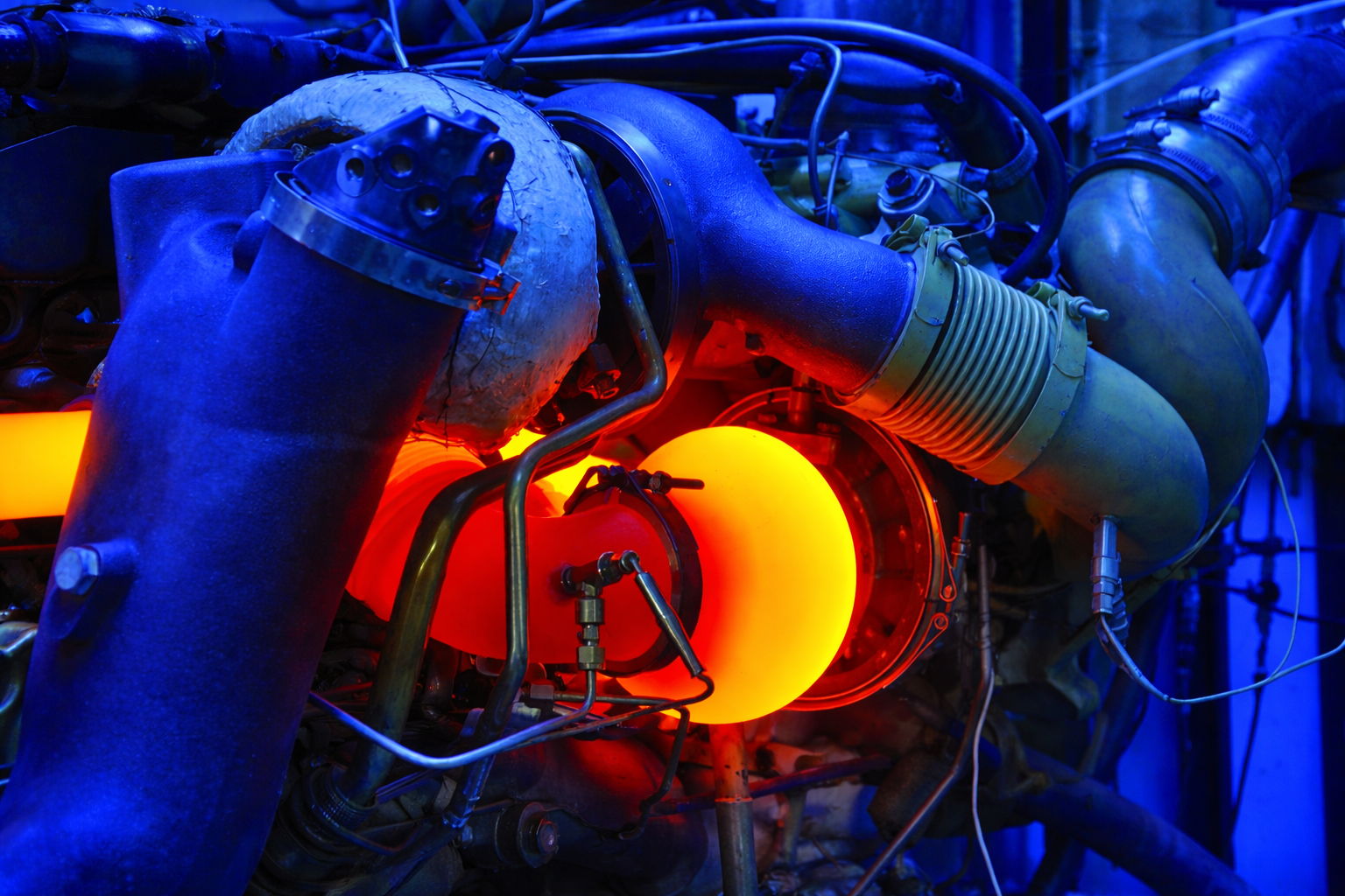 الضغط الخلفي في العادم: لماذا يسبب احمرار الأكزوزت والتيربو في السيارات المعدّلة؟